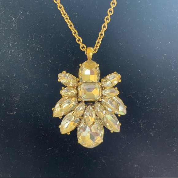 ⚓️SALE⚓️Gold cluster necklace .18 “ long drop - Picture 2 of 4